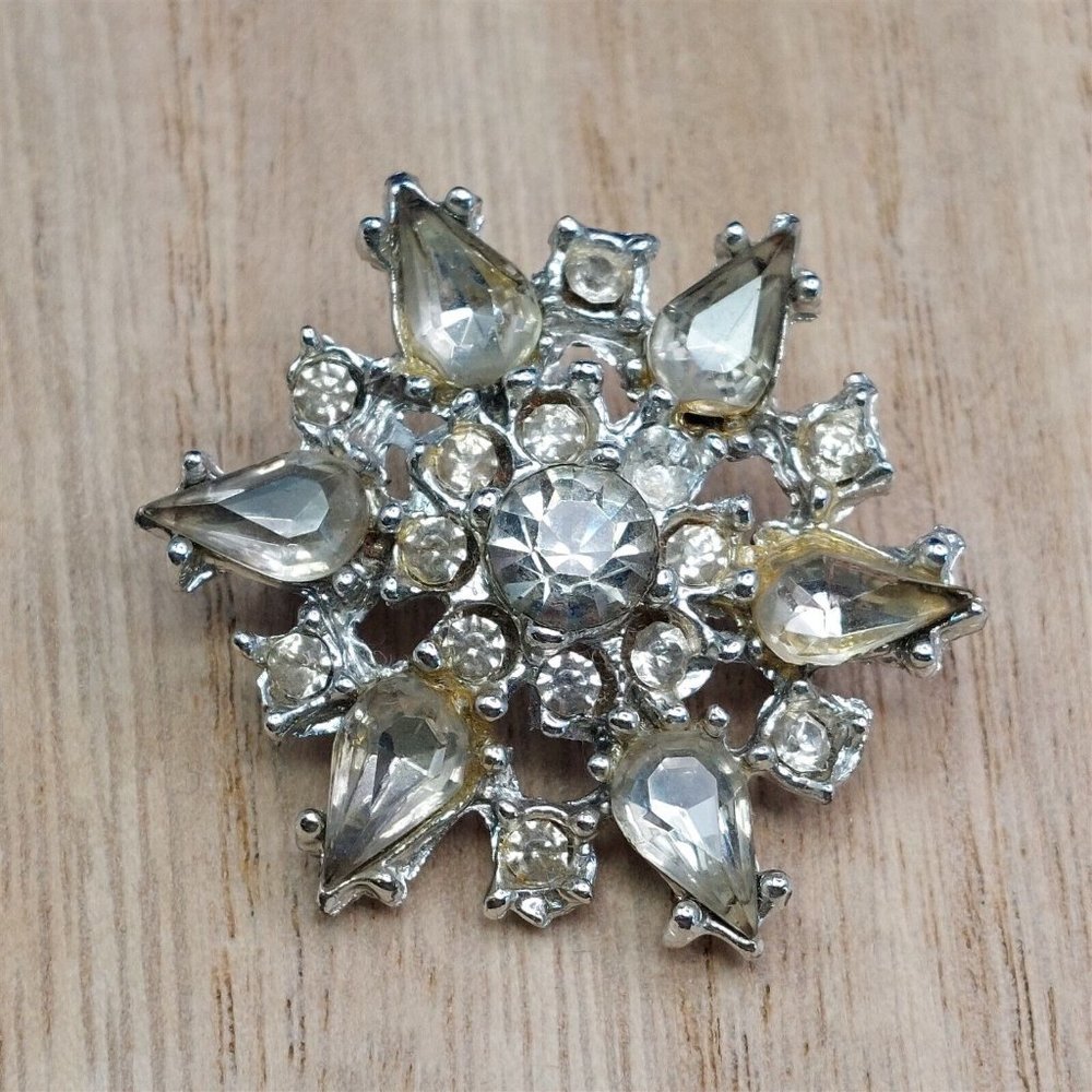 Brooch Pin Starburst Snowflake Design Clear Rhinestones Vintage Jewelry - Picture 1 of 4
